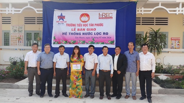 CÂU LẠC BỘ VÀ CÔNG TY TÂN VIỆT MỸ TRAO HỆ THỐNG LỌC NƯỚC RO ĐẾN TỈNH ĐỒNG THÁP