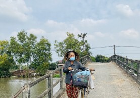 HÀNH TRÌNH "KẾT NỐI NHỮNG NHỊP CẦU YÊU THƯƠNG" CHO BÀ CON NÔNG THÔN Ở HÓC MÔN